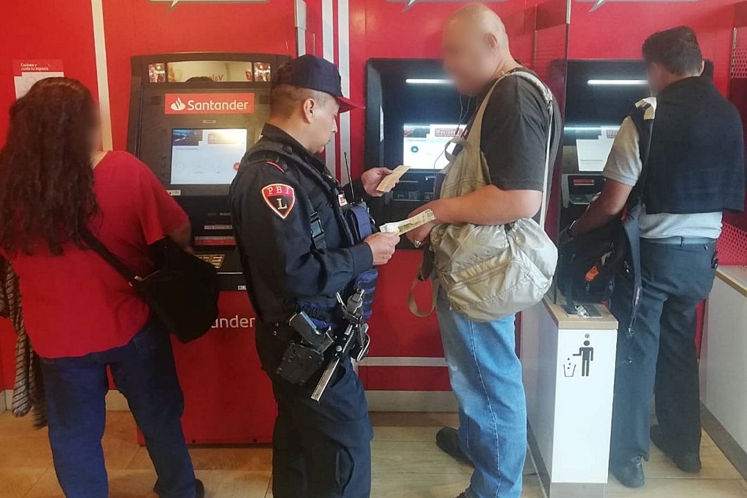 Hombre Olvida Dinero en Cajero; Policía se lo Regresa