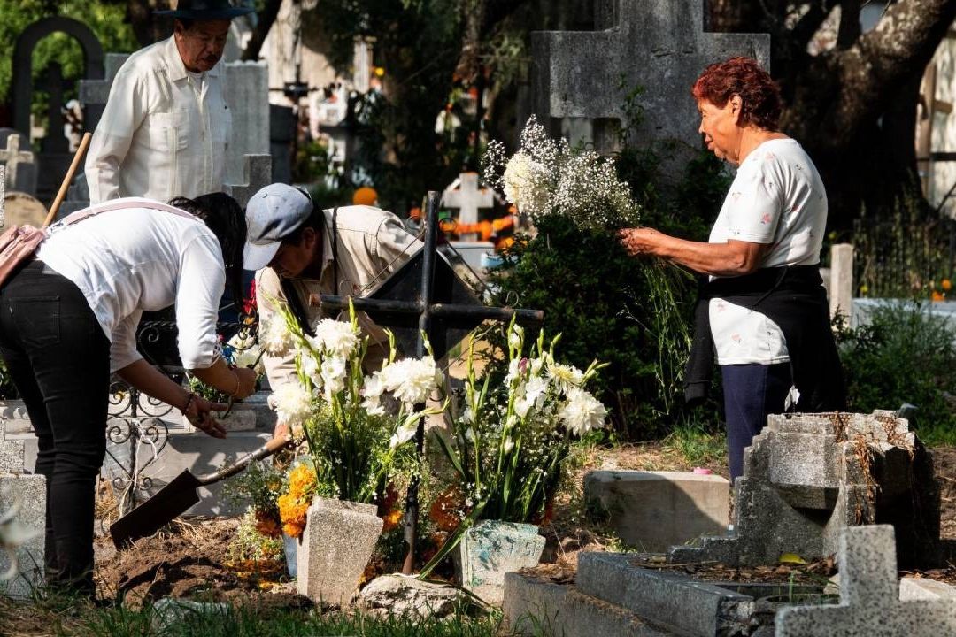 Panteones de CDMX tendrán un horario especial para que las personas puedan visitar a sus difuntos hoy Día de Muertos