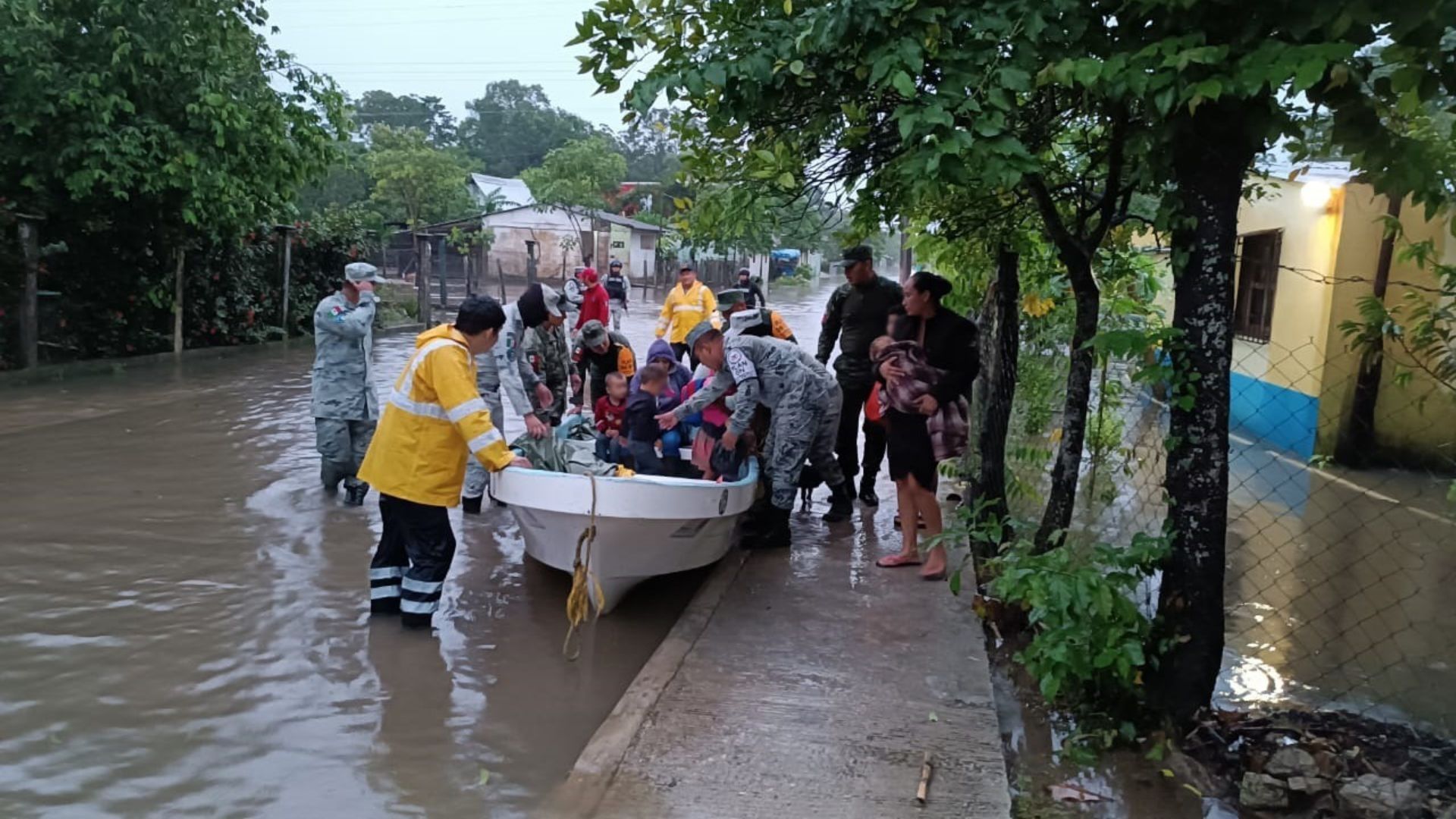 Guardias nacionales ayudan a evacuar a población afectada por inundaciones.