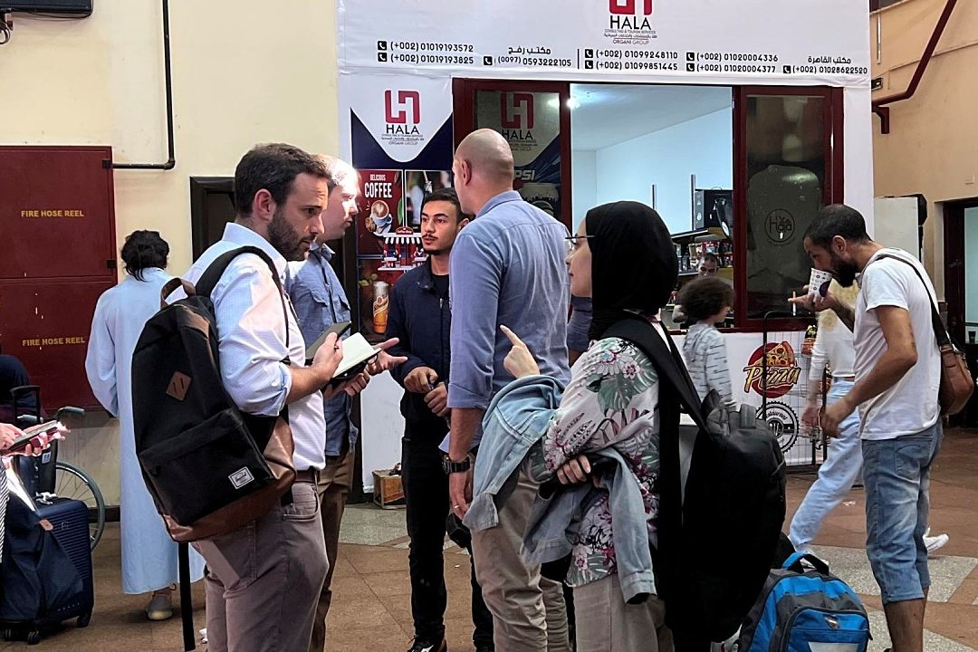 Salen 74 ciudadanos de EU de Gaza por la frontera con Egipto