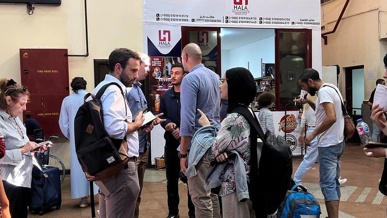 Salen 74 ciudadanos de EU de Gaza por la frontera con Egipto