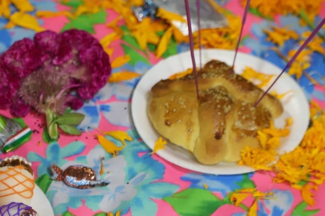 Checa qué se hace con la comida que se pone en la ofrenda de Día de Muertos