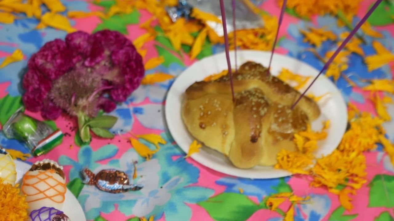 Checa qué se hace con la comida que se pone en la ofrenda de Día de Muertos