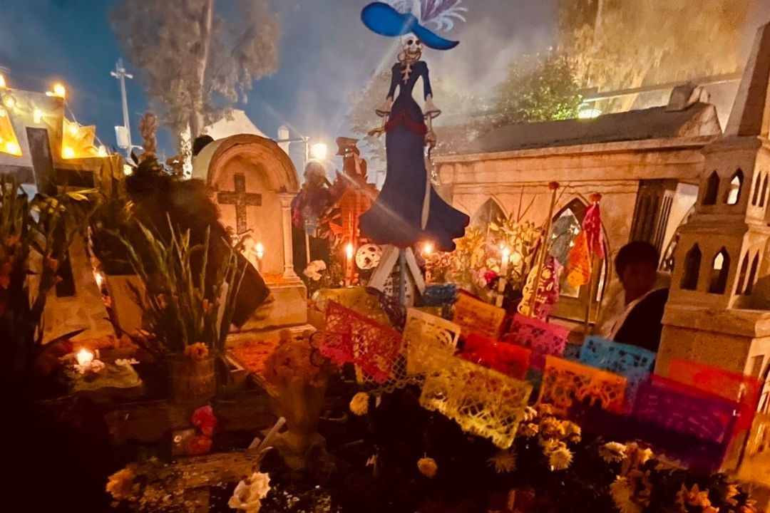 Las tumbas fueron adornadas con flores, bebidas y platillos favoritos de quien pertenecen. Foto: X @laalepalma