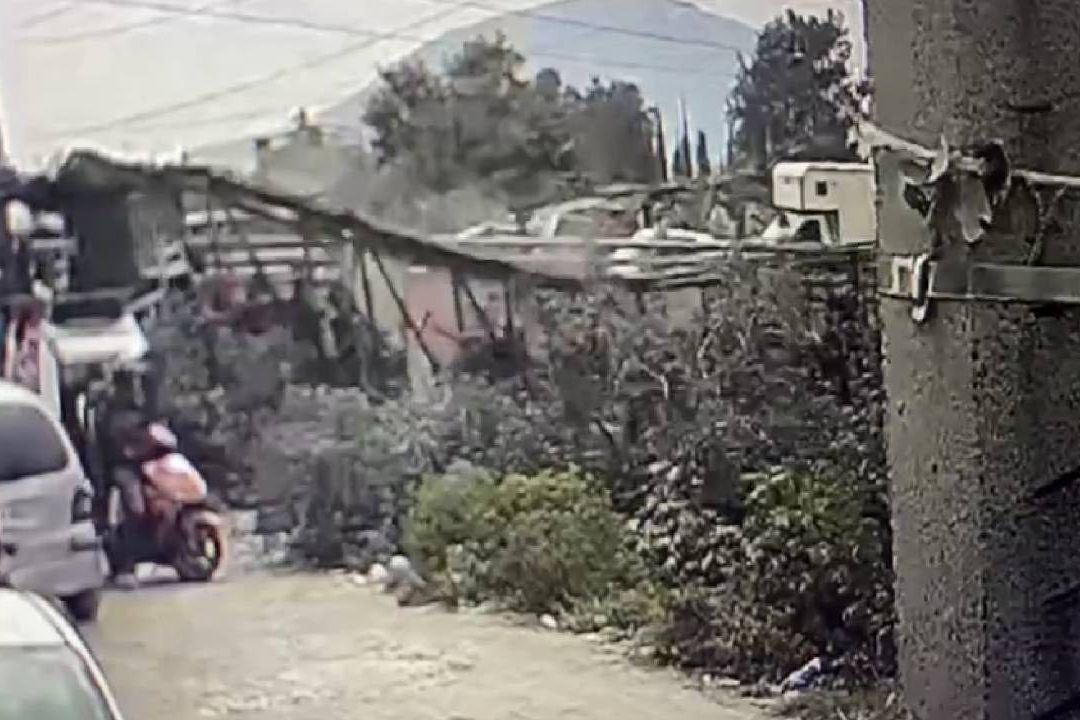El momento exacto de la caída del puente peatonal de Nezahualcóyotl y Chimalhuacán quedó grabado en un video