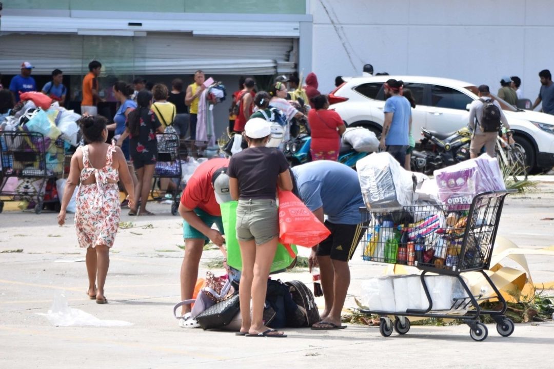 Tras Rapiña a Comercios, Pobladores de Acapulco Hacen Trueque para Sobrevivir