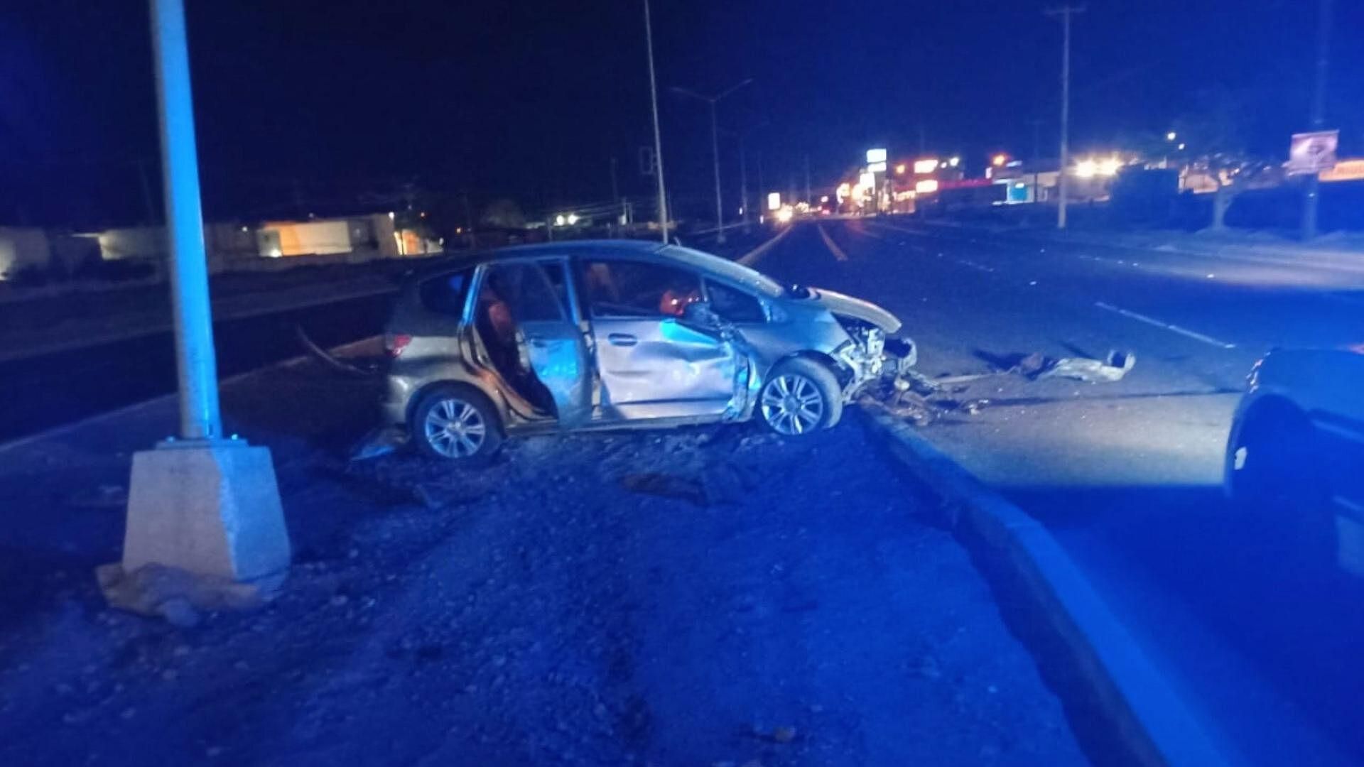 Conductor Choca Contra Poste y Abandona su Auto en Mexicali