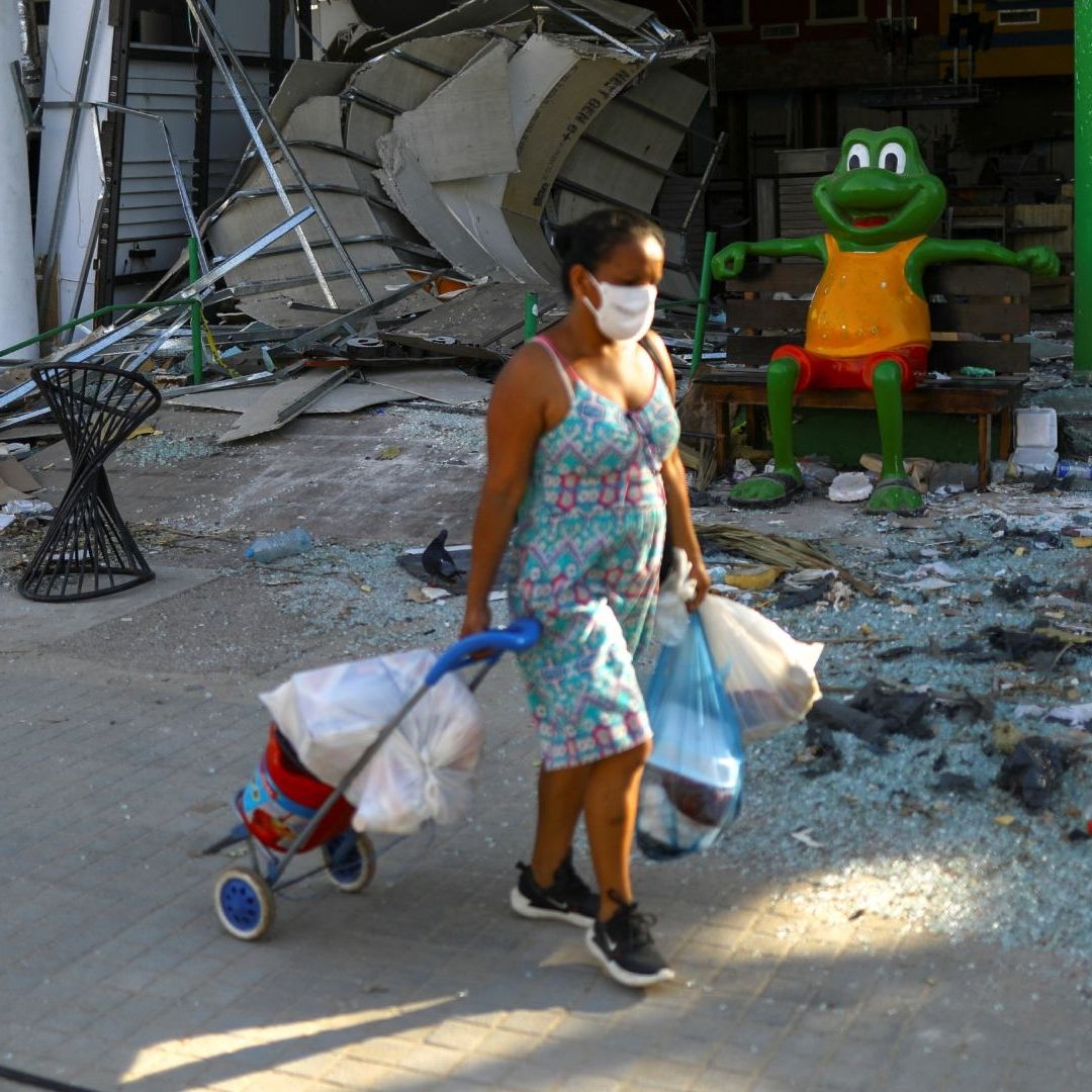 Una persona en Acapulco camina por las calles devastadas por el huracán Otis.
