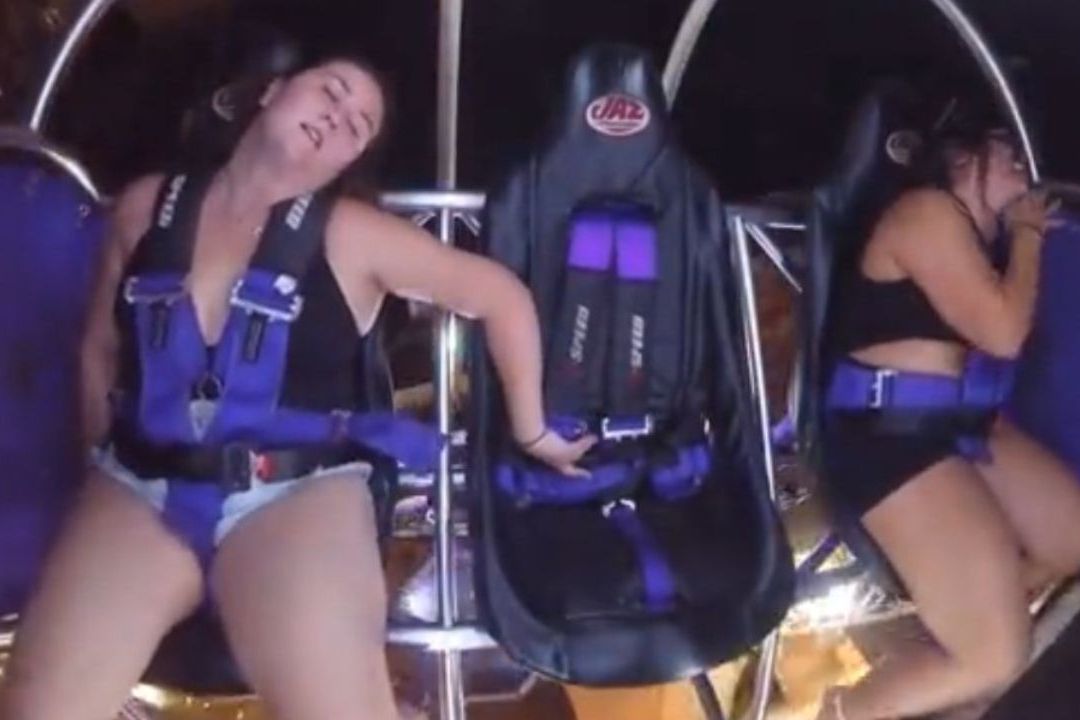 Mujer Se Desmaya 9 Veces en Juego Mecánico Extremo y Se Vuelve Viral