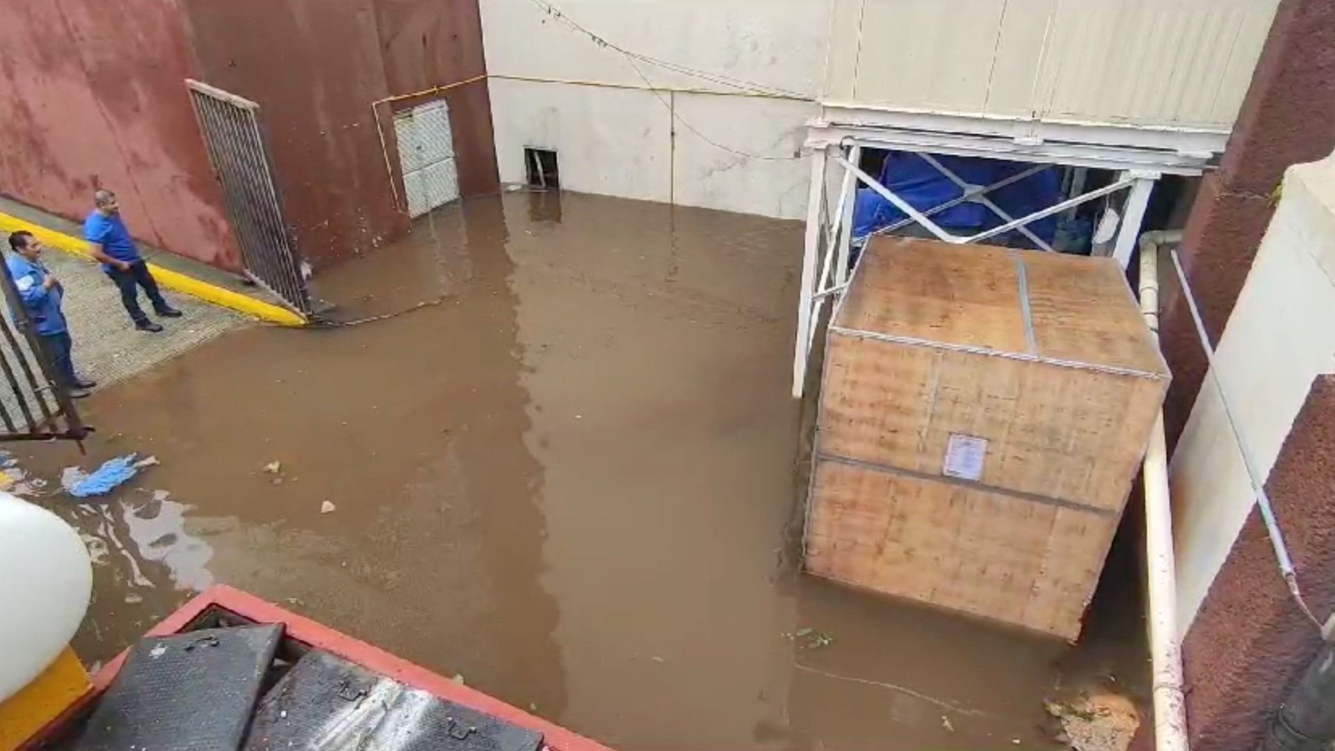 Se registra inundaciones en áreas del IMSS de Coatzacoalcos por fuertes lluvias
