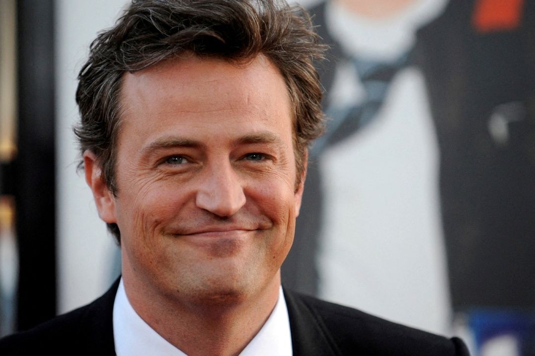 ¡Adiós Amigo! Matthew Perry Fue Sepultado en Los Ángeles; Elenco de Friends Asiste a su Funeral