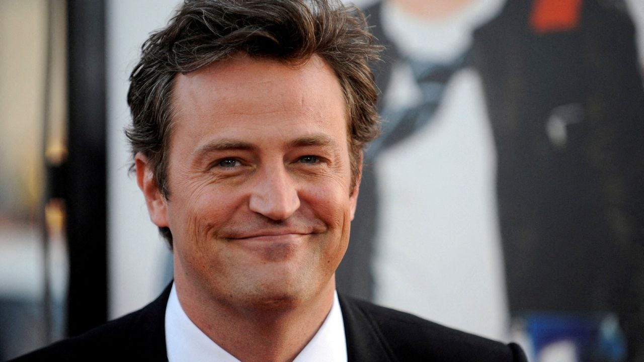 ¡Adiós Amigo! Matthew Perry Fue Sepultado en Los Ángeles; Elenco de Friends Asiste a su Funeral