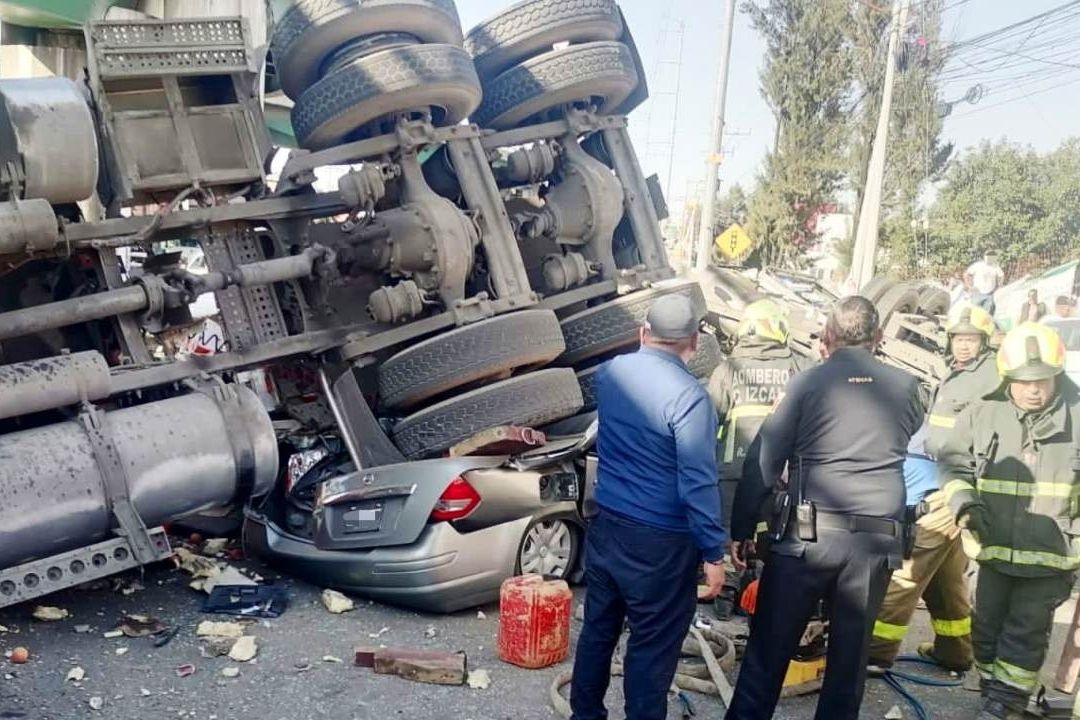 Tráiler cae sobre autos en Cuautitlán Izcalli, Estado de México