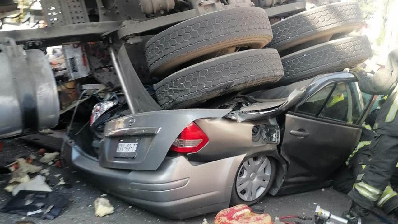 Tráiler Cae de Puente: Así Quedaron Aplastados Autos en Carretera ...
