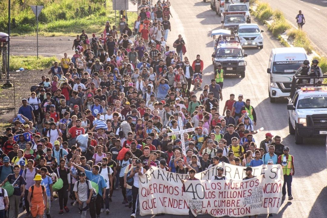 Miles de migrantes salen de caravana en Chiapas