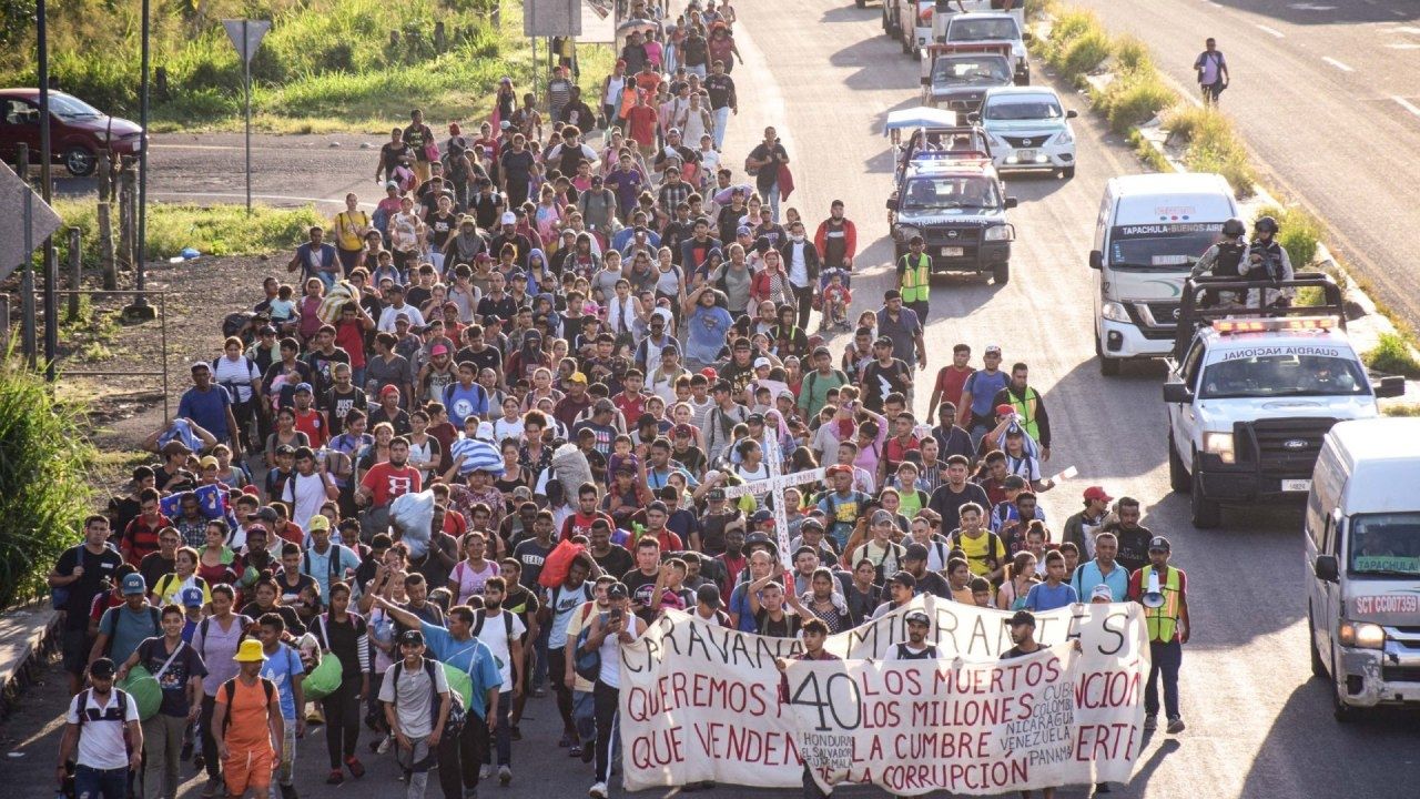 Miles de migrantes salen de caravana en Chiapas