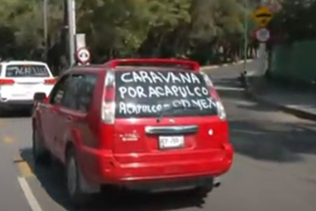 Una caravana de damnificados por el huracán Otis en Acapulco, Guerrero, llegó hoy 6 de noviembre de 2023 a la Ciudad de México
