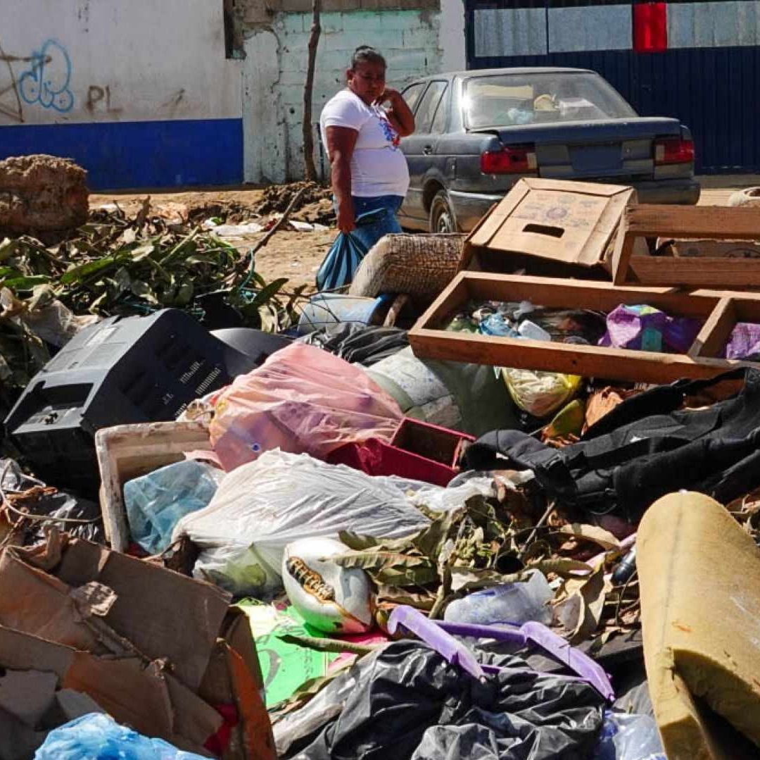 Las calles de Acapulco se encuentran repletas de basura producto de toda la destrucción que dejó a su paso el huracán Otis