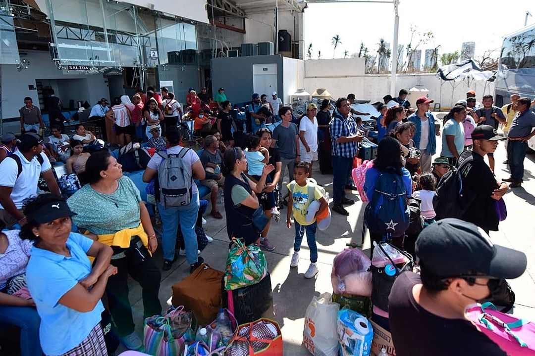 Familias huyen de Acapulco tras huracán