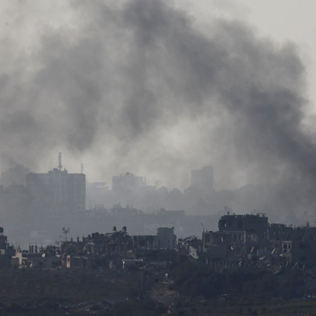 Columna de humo tras ataque en Gaza, el 5 de noviembre de 2023.