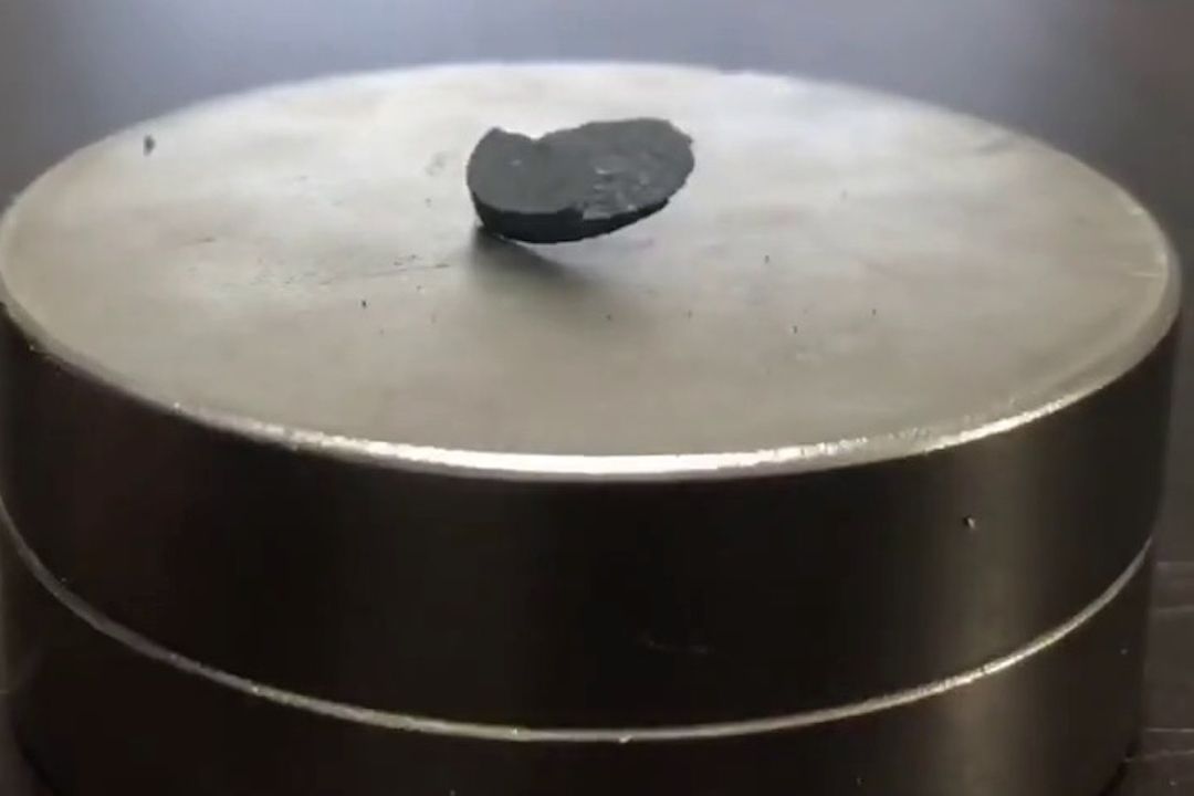 Superconductor LK-99 que llamó la atención de científicos en 2023