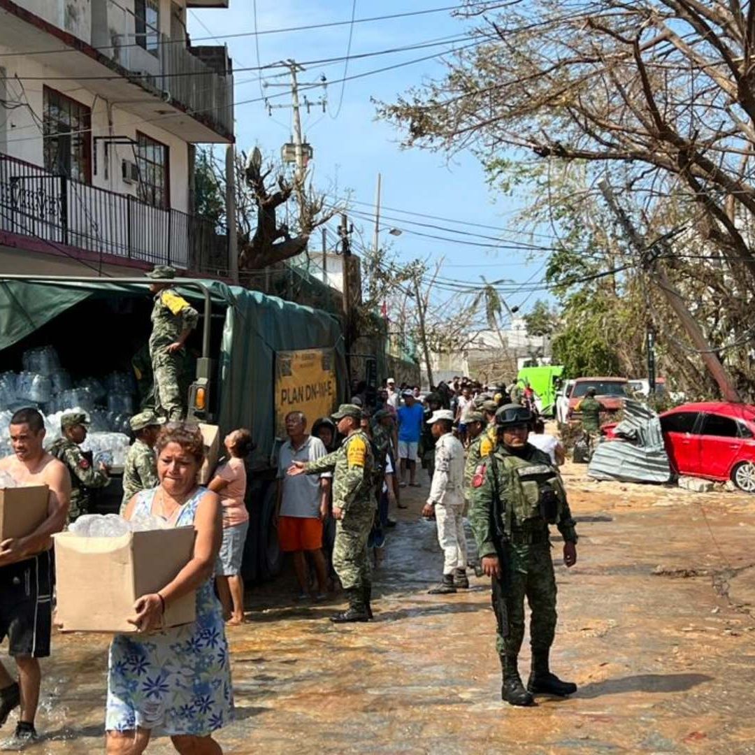 Elementos de Sedena distribuyen despensas en Acapulco.