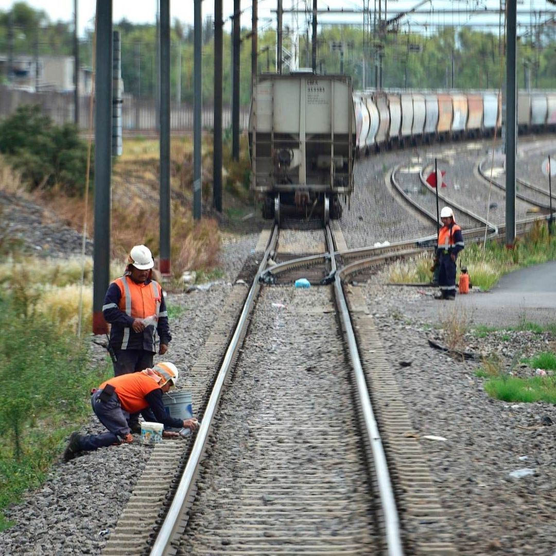 Empleados revisan vías del tren en Tultitlán, Estado de México, el 30 de junio de 2023.