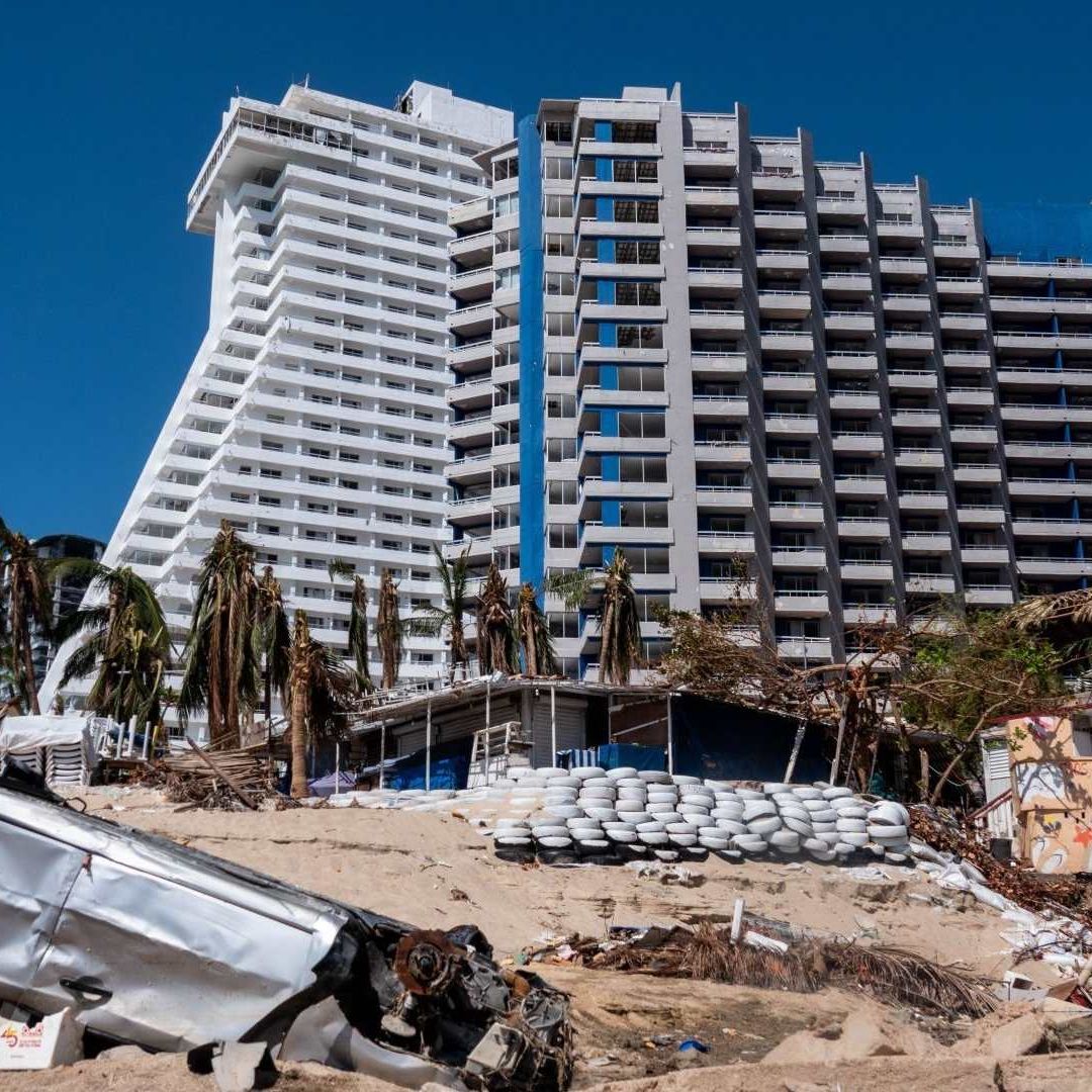 La zona hotelera en Acapulco quedó seriamente dañada por el paso de Otis