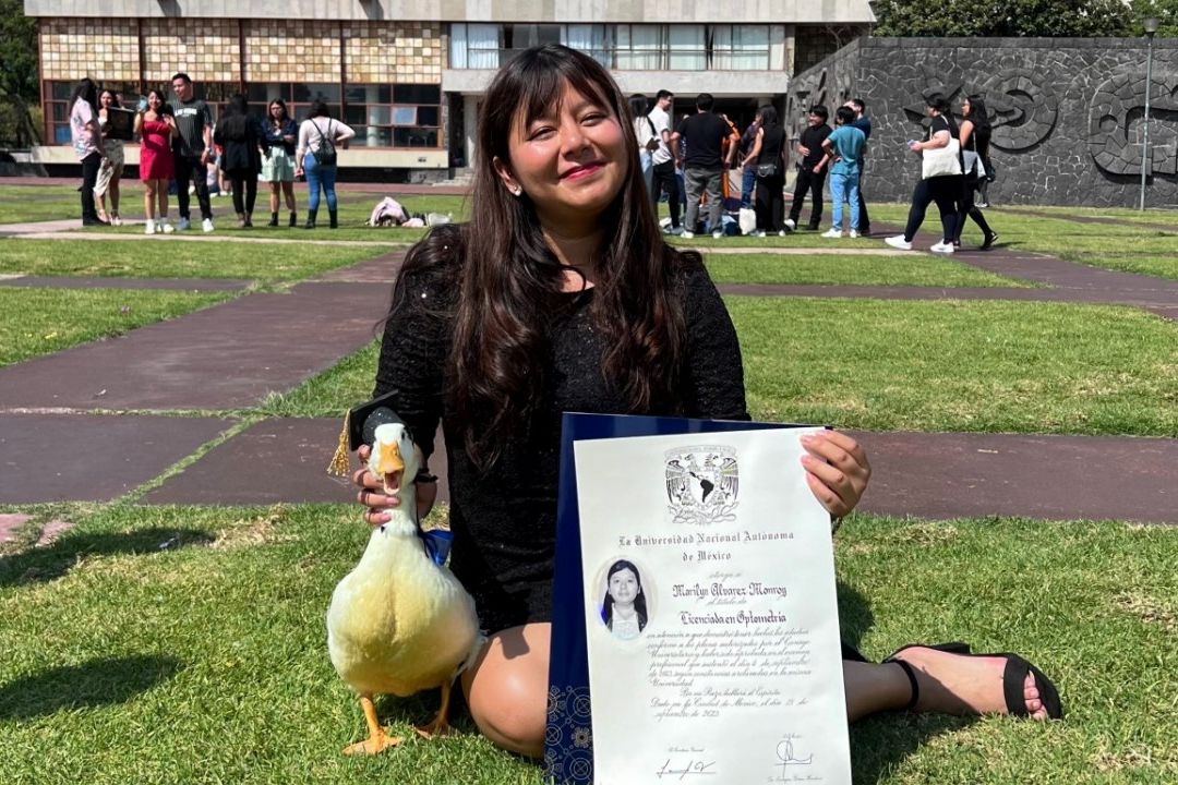 Graduada posa junto a su pato tras graduarse de la UNAM