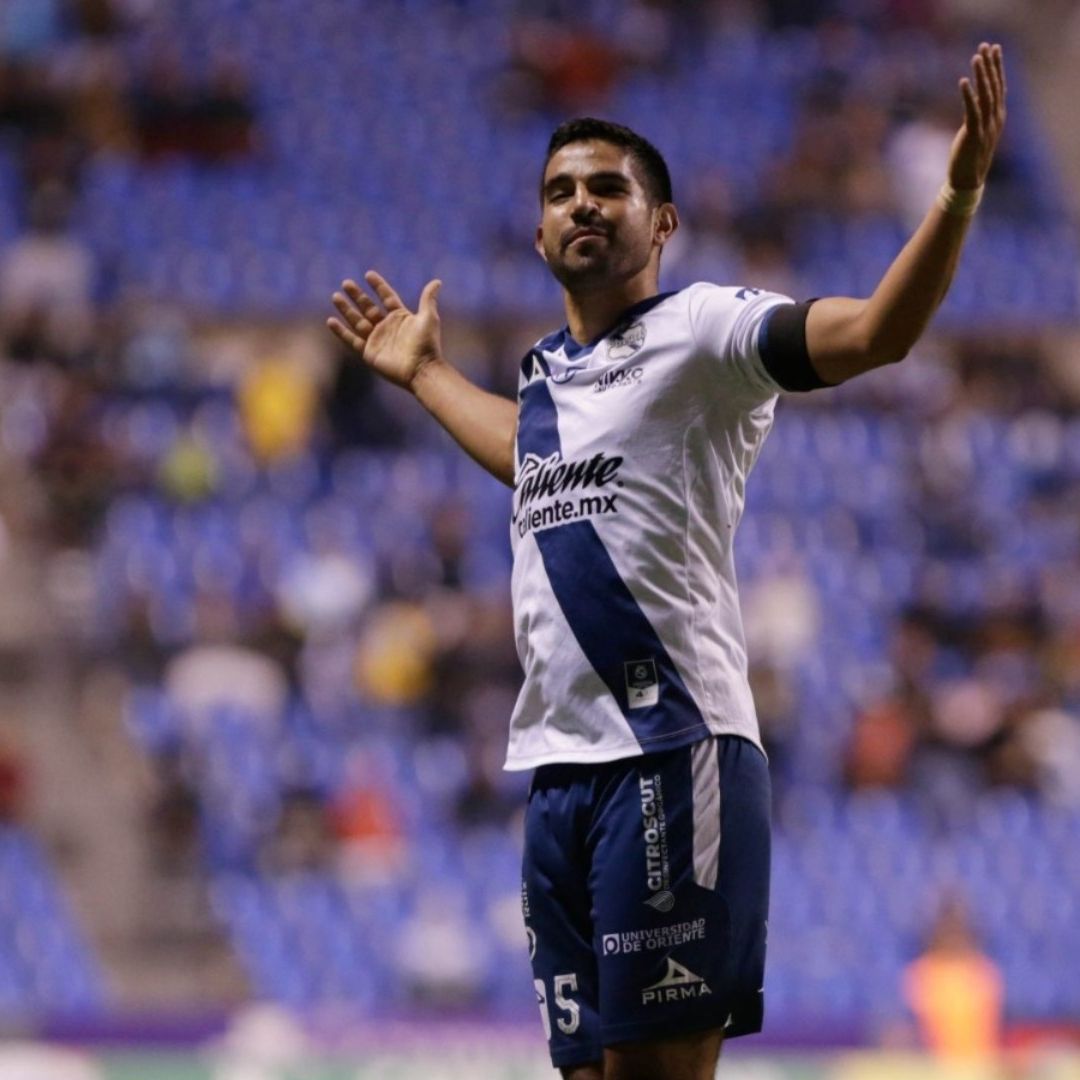 Diego de Buen, del Puebla, celebra gol ante el León.
