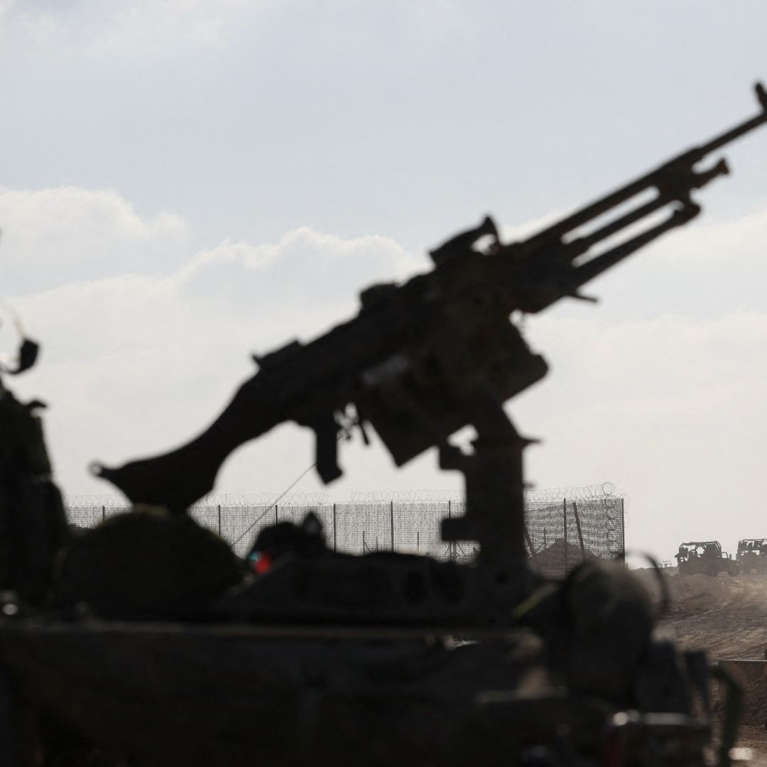 Un soldado israelí realiza vigilancia en la Frontera de Gaza.