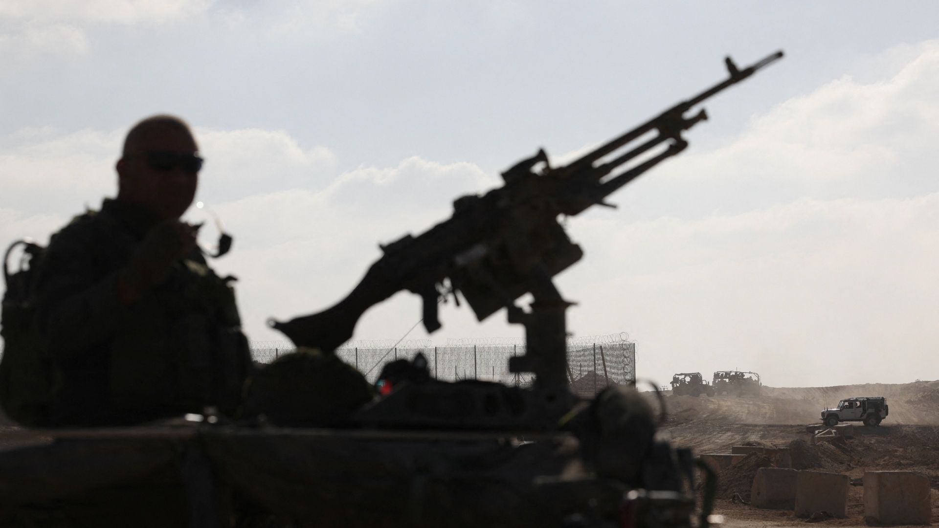 Un soldado israelí realiza vigilancia en la Frontera de Gaza.