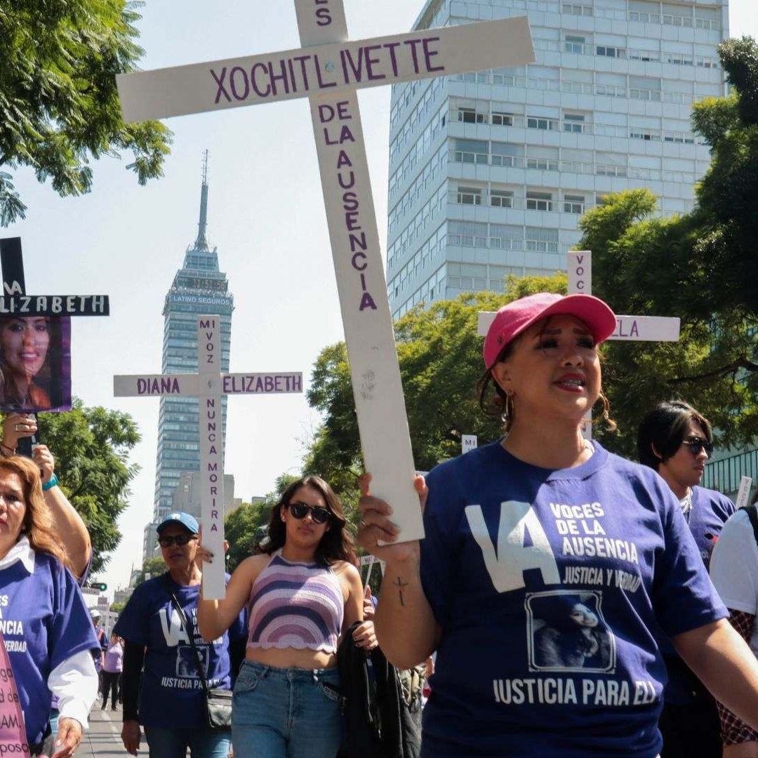 Decenas de mujeres marcharon del Zócalo a la antimonumenta