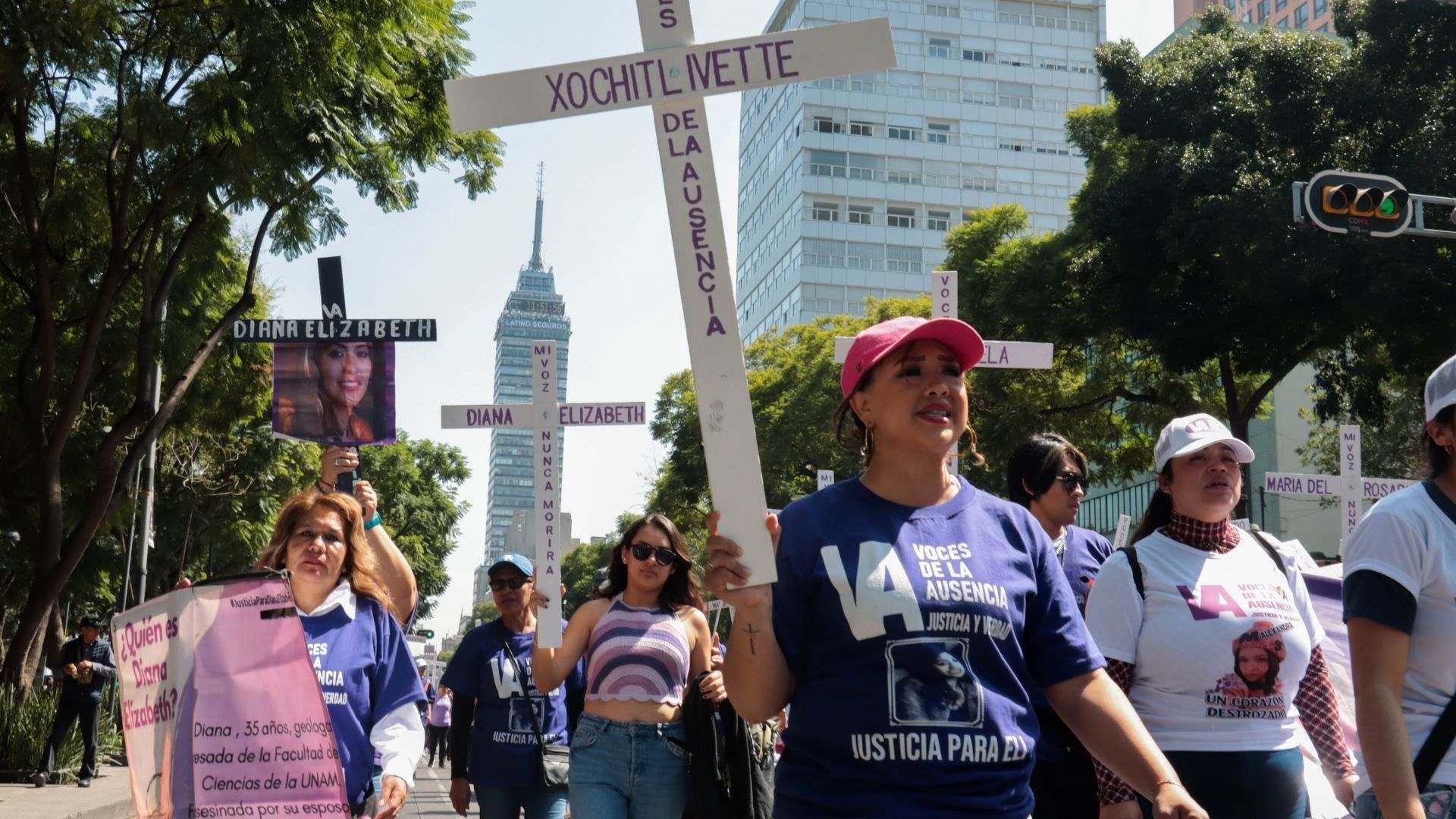 Decenas de mujeres marcharon del Zócalo a la antimonumenta