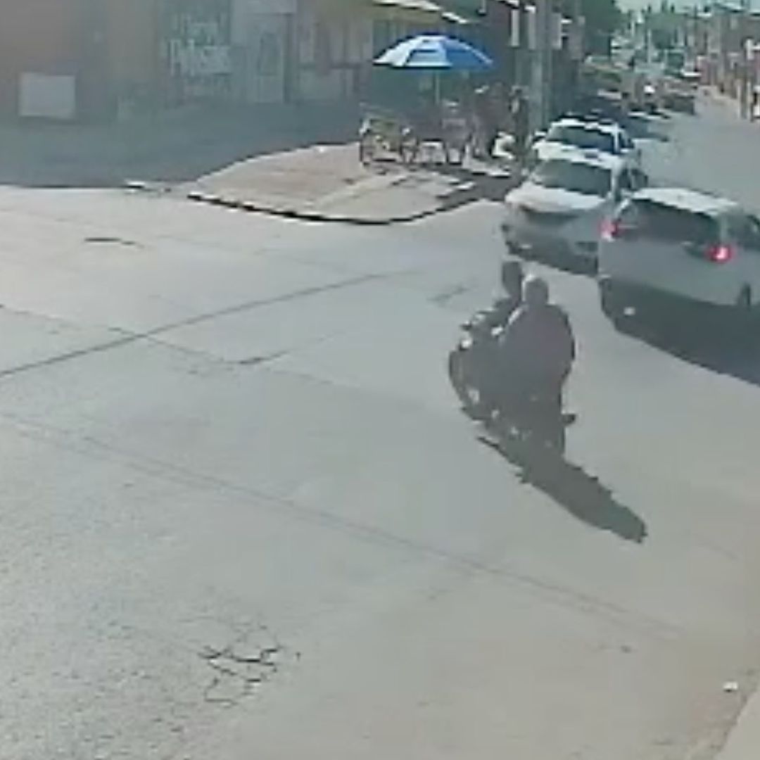 Taxista embiste a motocicleta en San Luis Potosí