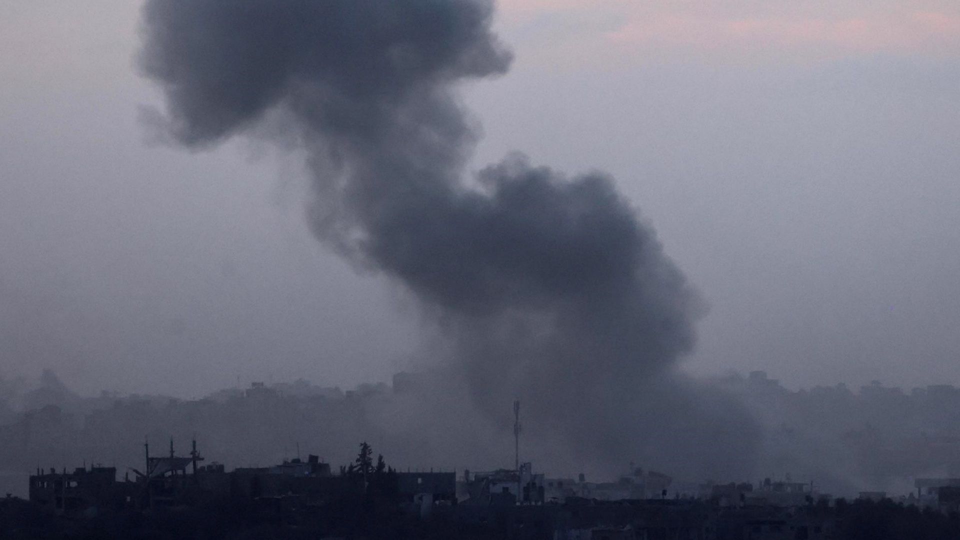 Entre 25 y 50 personas murieron hoy 10 de noviembre de 2023 en un ataque israelí contra una escuela pública de la ciudad de Gaza