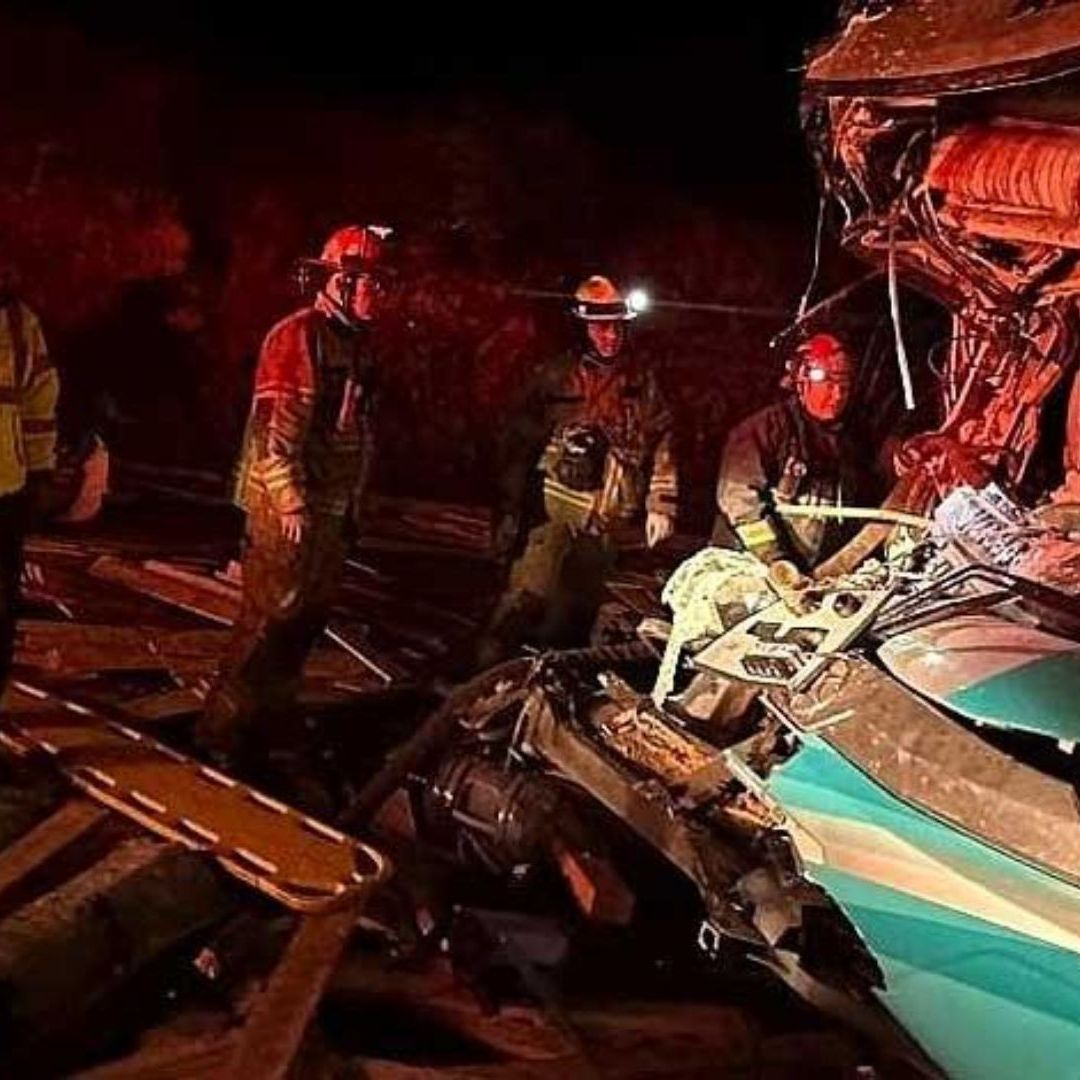 El tráiler cargado con rollos de madera quedó atravesado entre los carriles, impidiendo el libre tránsito por varias horas.
