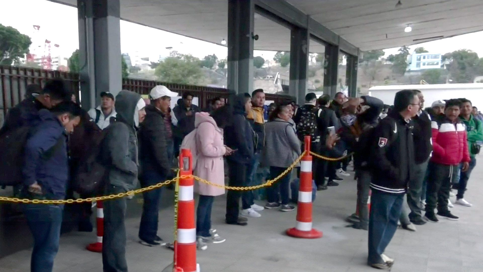 Mexiquenses esperan RTP por cierre de Metro.