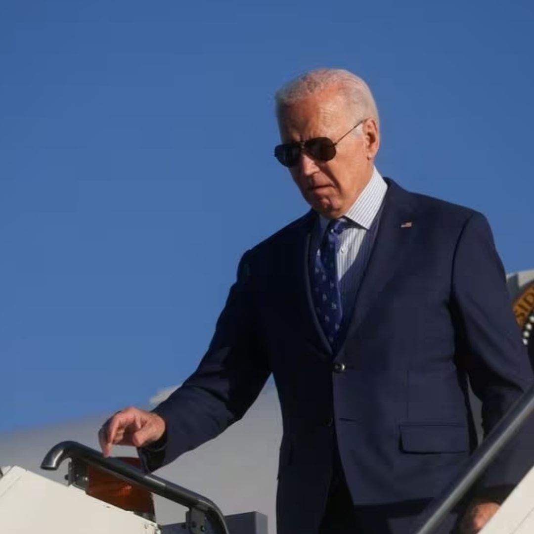 El presidente estadounidense Joe Biden desciende del Air Force One. Foto: Reuters