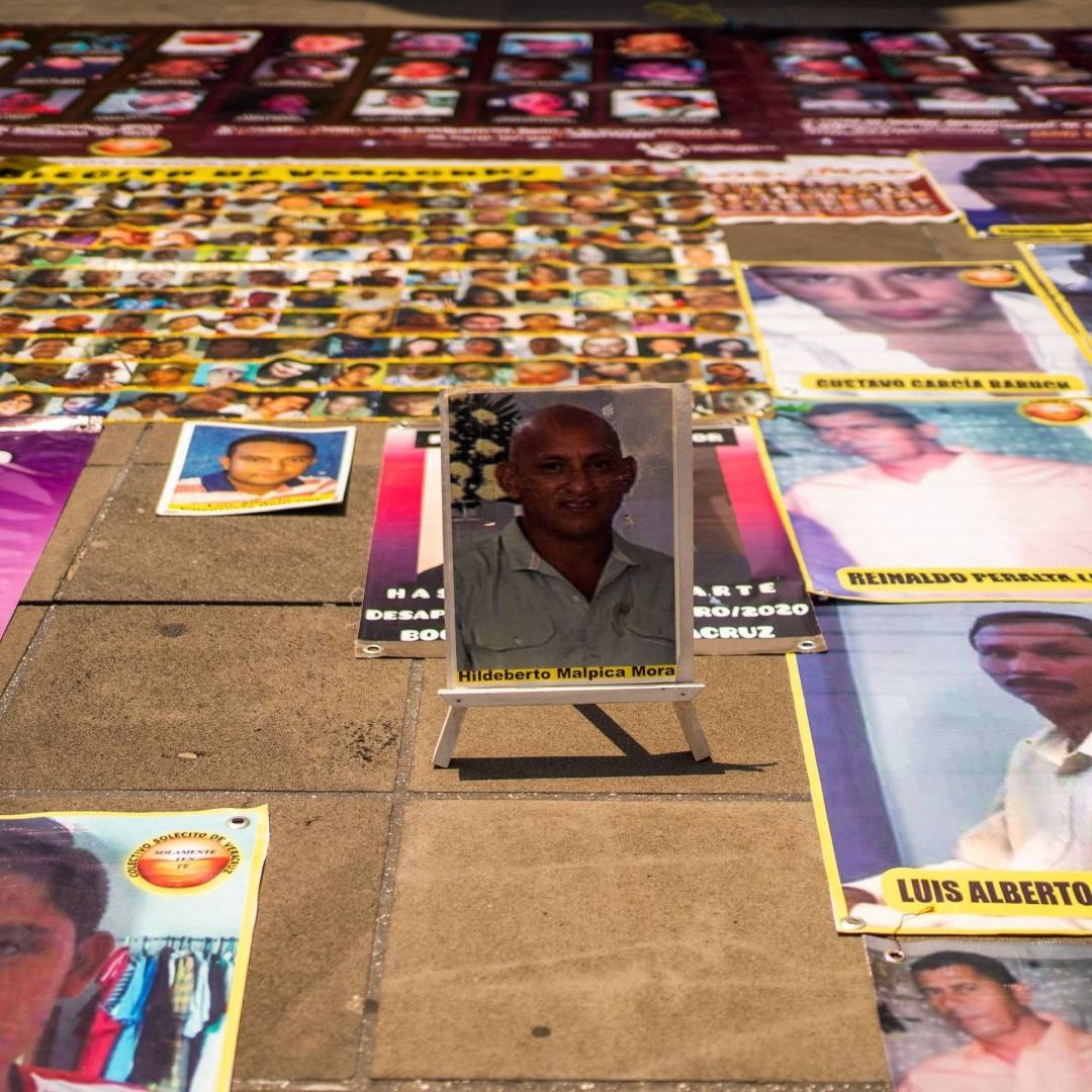 Familiares de personas desaparecidas colocaron fotografías en Veracruz el 30 de agosto de 2023.
