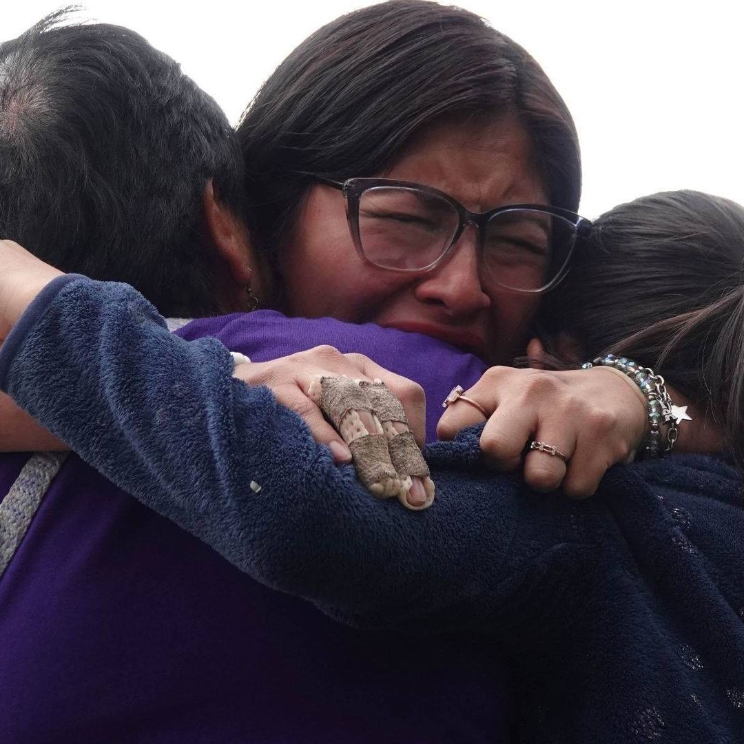 Mujeres se abrazan en una protesta por falta de acceso a la justicia para víctimas de tentantiva de feminicidio