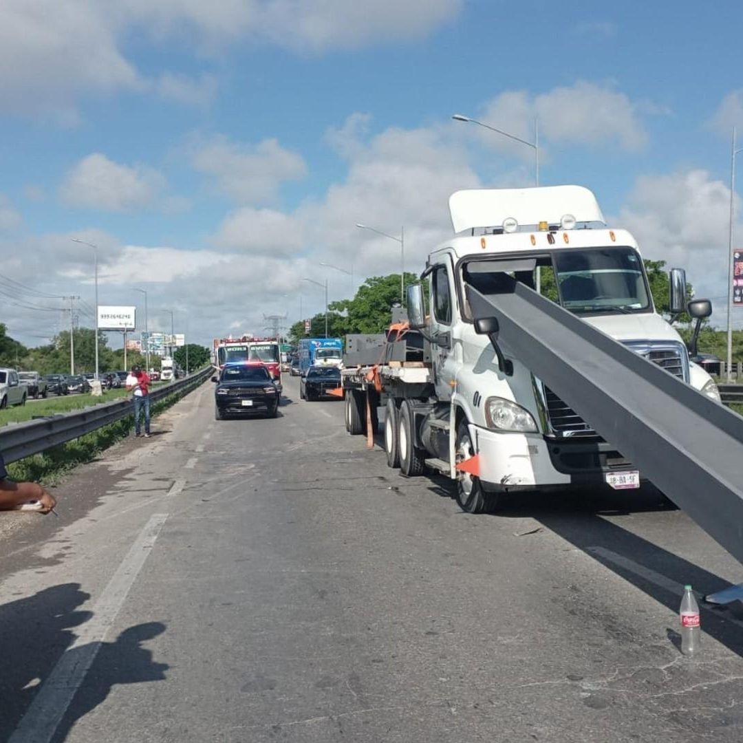 Tráiler es atravesado por vigas de acero en choque en Mérida