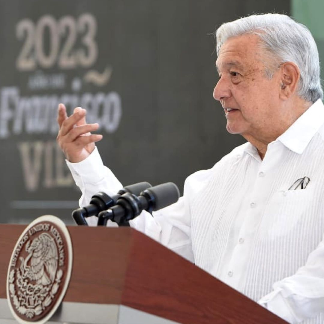 AMLO celebra la decisión de Ebrard de quedarse en Morena
