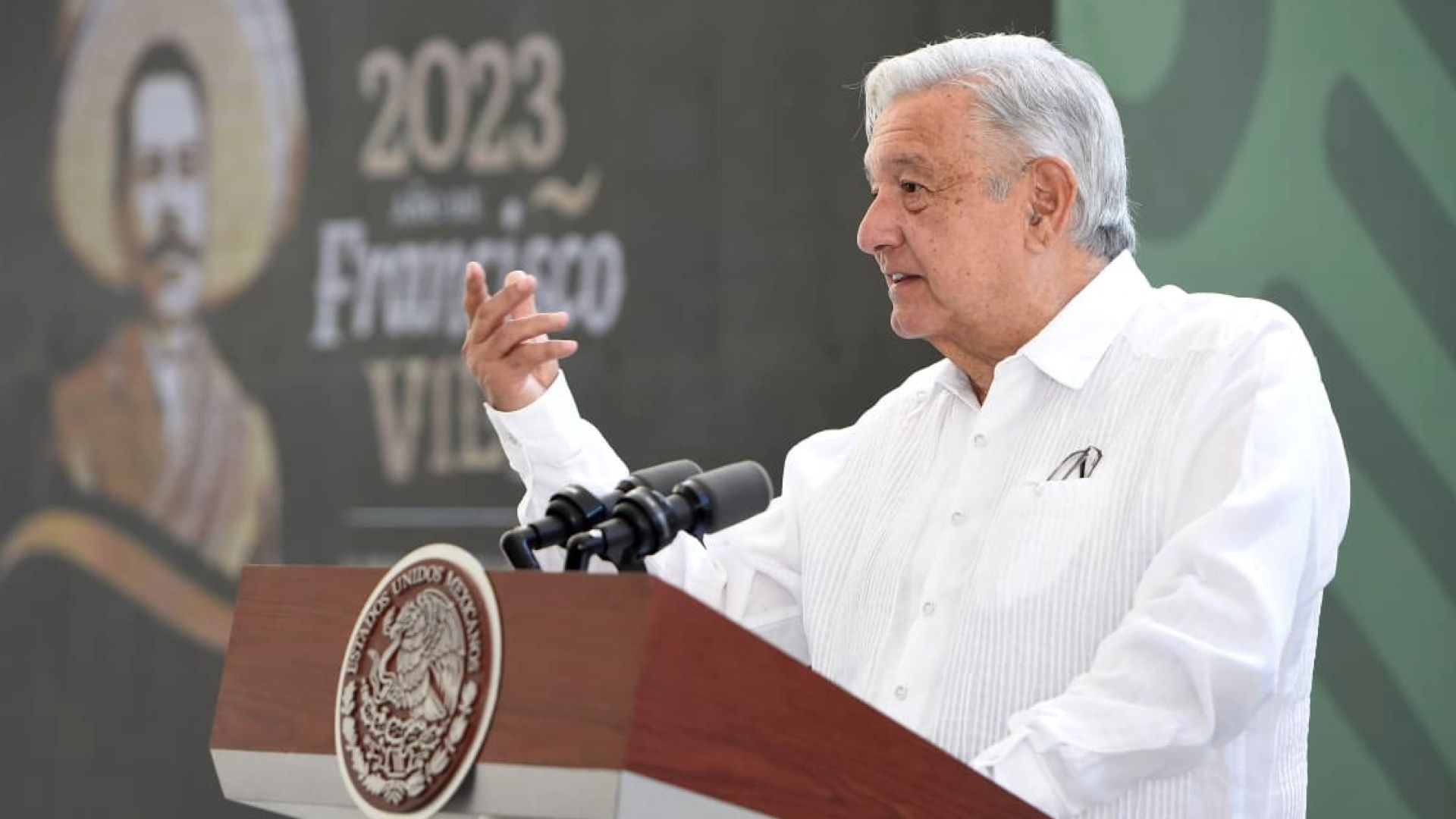 AMLO celebra la decisión de Ebrard de quedarse en Morena