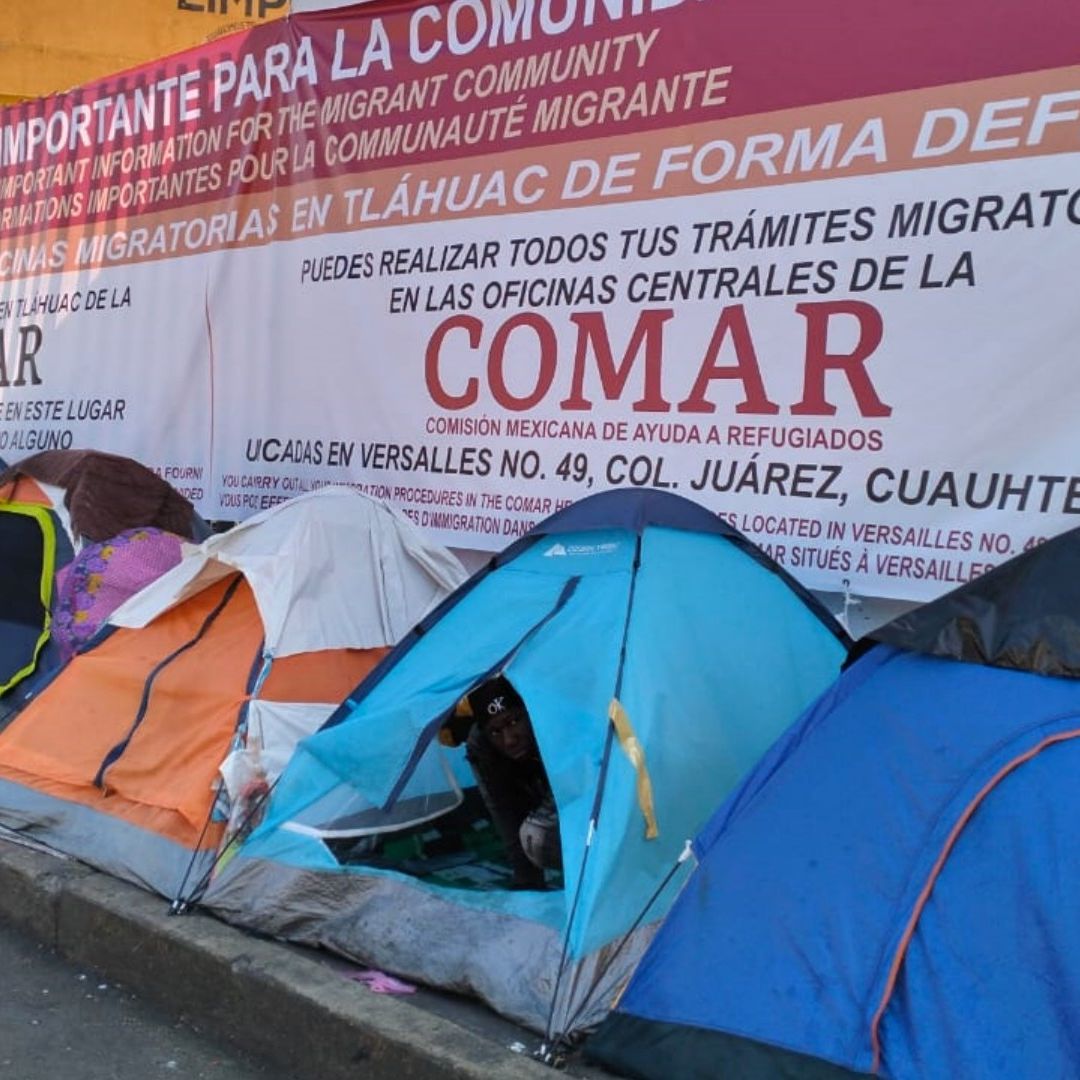 Migrantes derriban barreras de idioma con celulares en Tláhuac