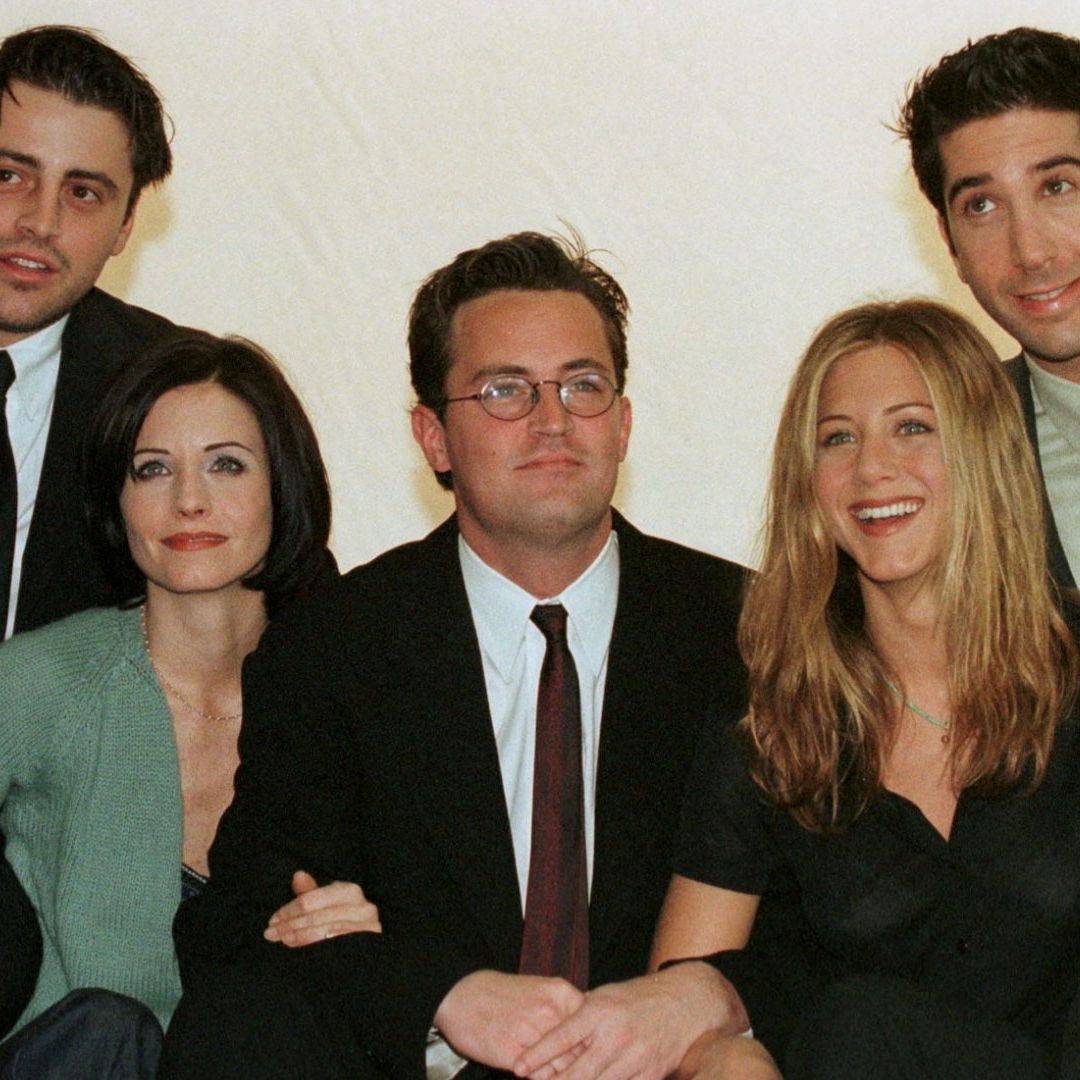 La actriz Jennifer Aniston rindió homenaje hoy, 15 de noviembre de 2023, a Matthew Perry, amigo cercano y compañero de la famosa serie Friends