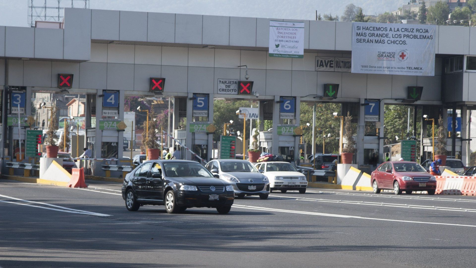 Usuarios en la caseta de la carretera México-Cuernavaca