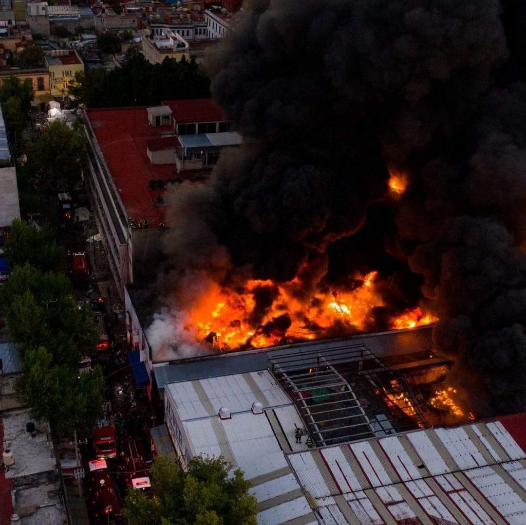 Vista aérea del incendio en la Plaza Oasis en Tepito