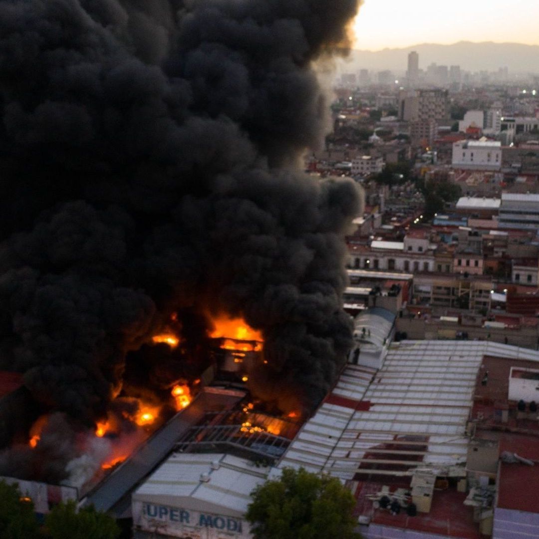 Bomberos de diferentes sectores de la capital y algunas partes de Estado de México enfrentan el incendio dentro de una bodega de Tepito