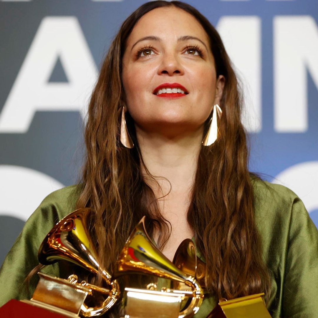 La cantante mexicana Natalia Lafourcade ganó los Grammy Latinos al ‘Mejor Álbum Cantautor’, ‘Mejor Canción Cantautor’ y "Mejor Grabación del Año"